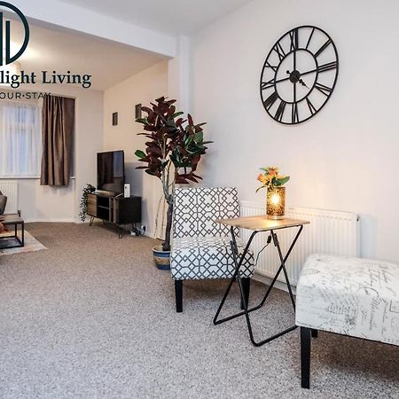 Dwellers Delight Living Ltd Serviced Accommodation Fabulous House 3 Bedroom, Hainault Prime Location ,Greater London With Parking & Wifi, 2 Bathroom, Garden Chigwell Exterior foto