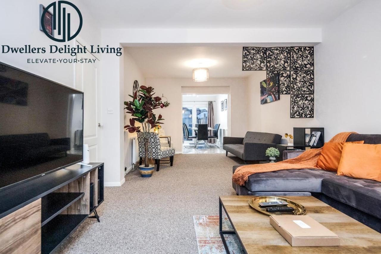 Dwellers Delight Living Ltd Serviced Accommodation Fabulous House 3 Bedroom, Hainault Prime Location ,Greater London With Parking & Wifi, 2 Bathroom, Garden Chigwell Exterior foto