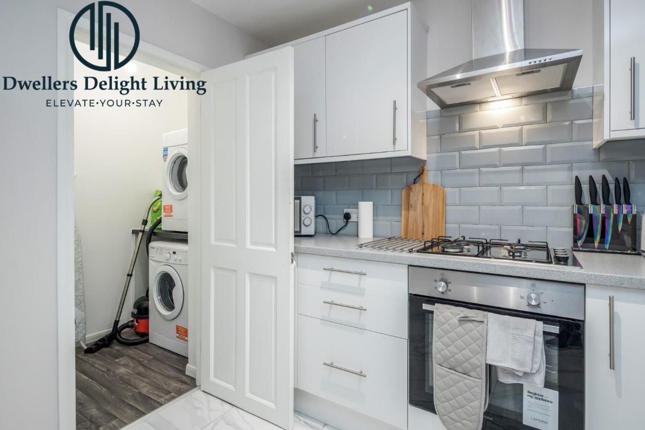 Dwellers Delight Living Ltd Serviced Accommodation Fabulous House 3 Bedroom, Hainault Prime Location ,Greater London With Parking & Wifi, 2 Bathroom, Garden Chigwell Exterior foto