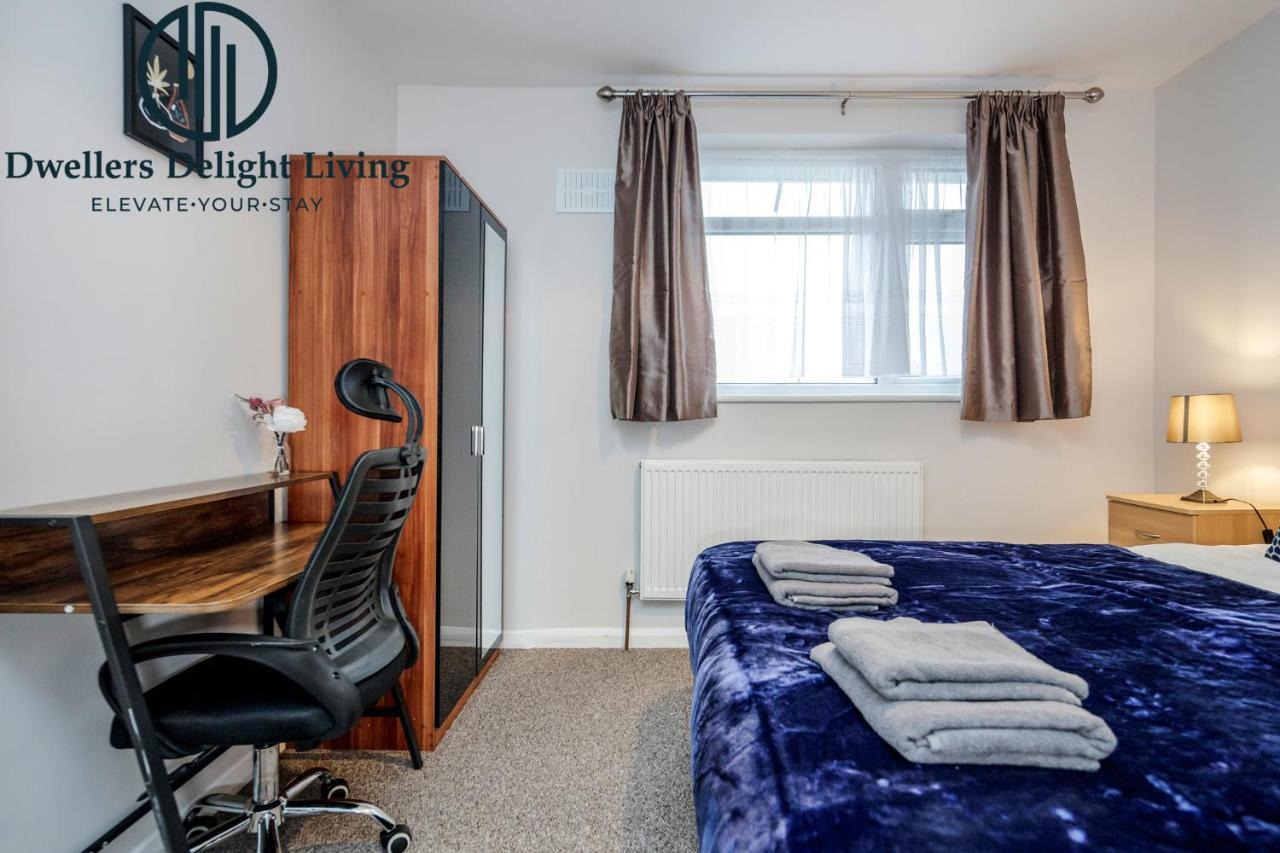 Dwellers Delight Living Ltd Serviced Accommodation Fabulous House 3 Bedroom, Hainault Prime Location ,Greater London With Parking & Wifi, 2 Bathroom, Garden Chigwell Exterior foto
