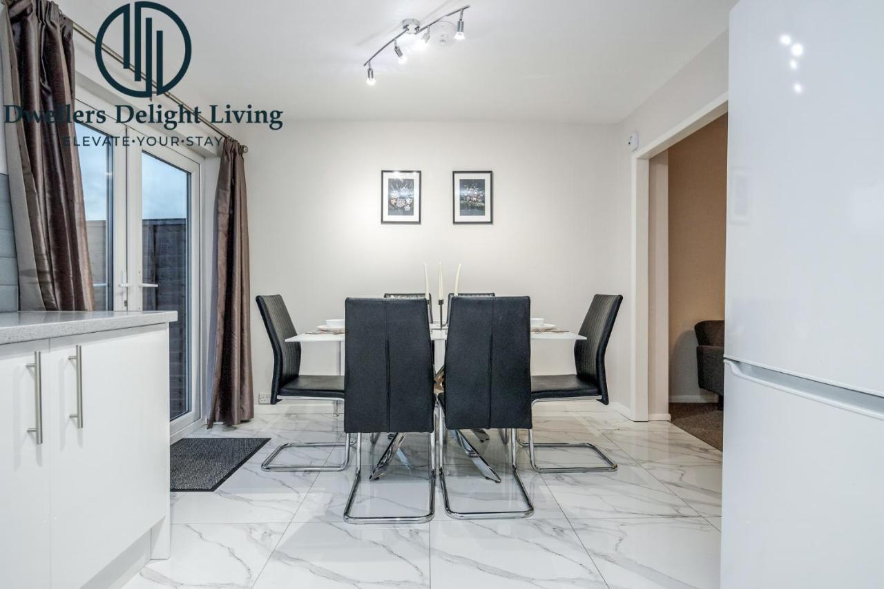 Dwellers Delight Living Ltd Serviced Accommodation Fabulous House 3 Bedroom, Hainault Prime Location ,Greater London With Parking & Wifi, 2 Bathroom, Garden Chigwell Exterior foto