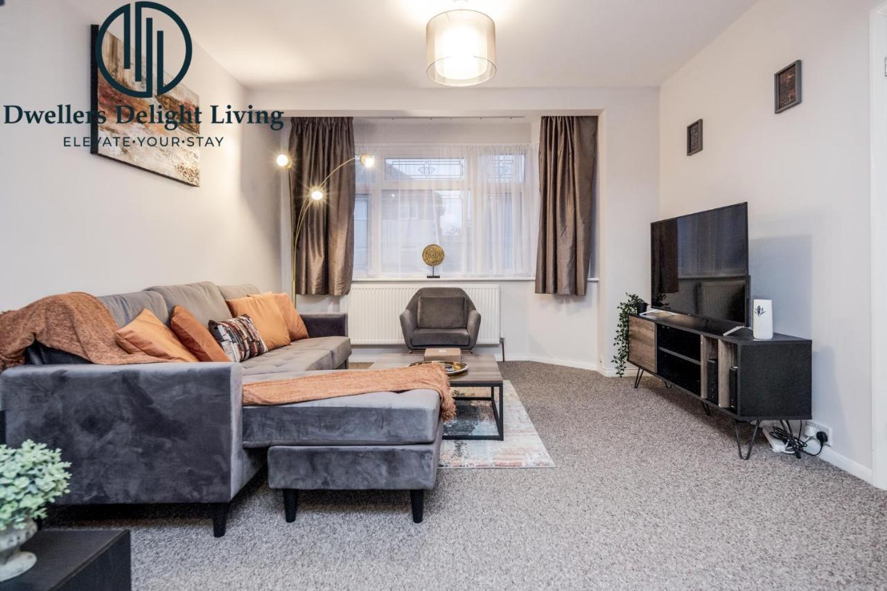 Dwellers Delight Living Ltd Serviced Accommodation Fabulous House 3 Bedroom, Hainault Prime Location ,Greater London With Parking & Wifi, 2 Bathroom, Garden Chigwell Exterior foto