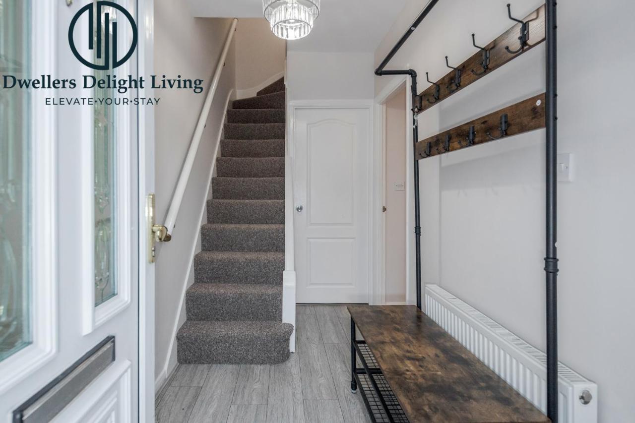 Dwellers Delight Living Ltd Serviced Accommodation Fabulous House 3 Bedroom, Hainault Prime Location ,Greater London With Parking & Wifi, 2 Bathroom, Garden Chigwell Exterior foto