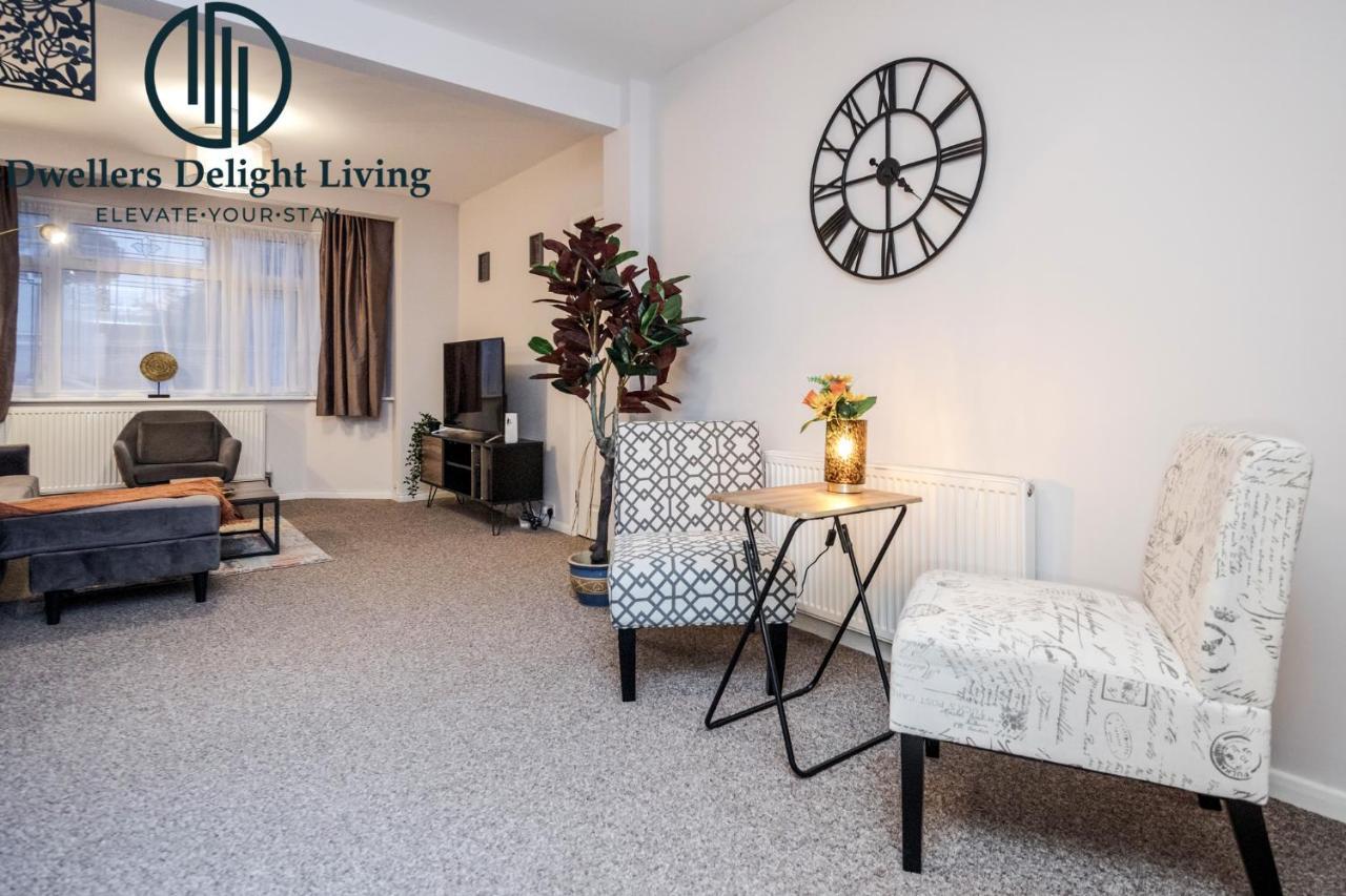 Dwellers Delight Living Ltd Serviced Accommodation Fabulous House 3 Bedroom, Hainault Prime Location ,Greater London With Parking & Wifi, 2 Bathroom, Garden Chigwell Exterior foto