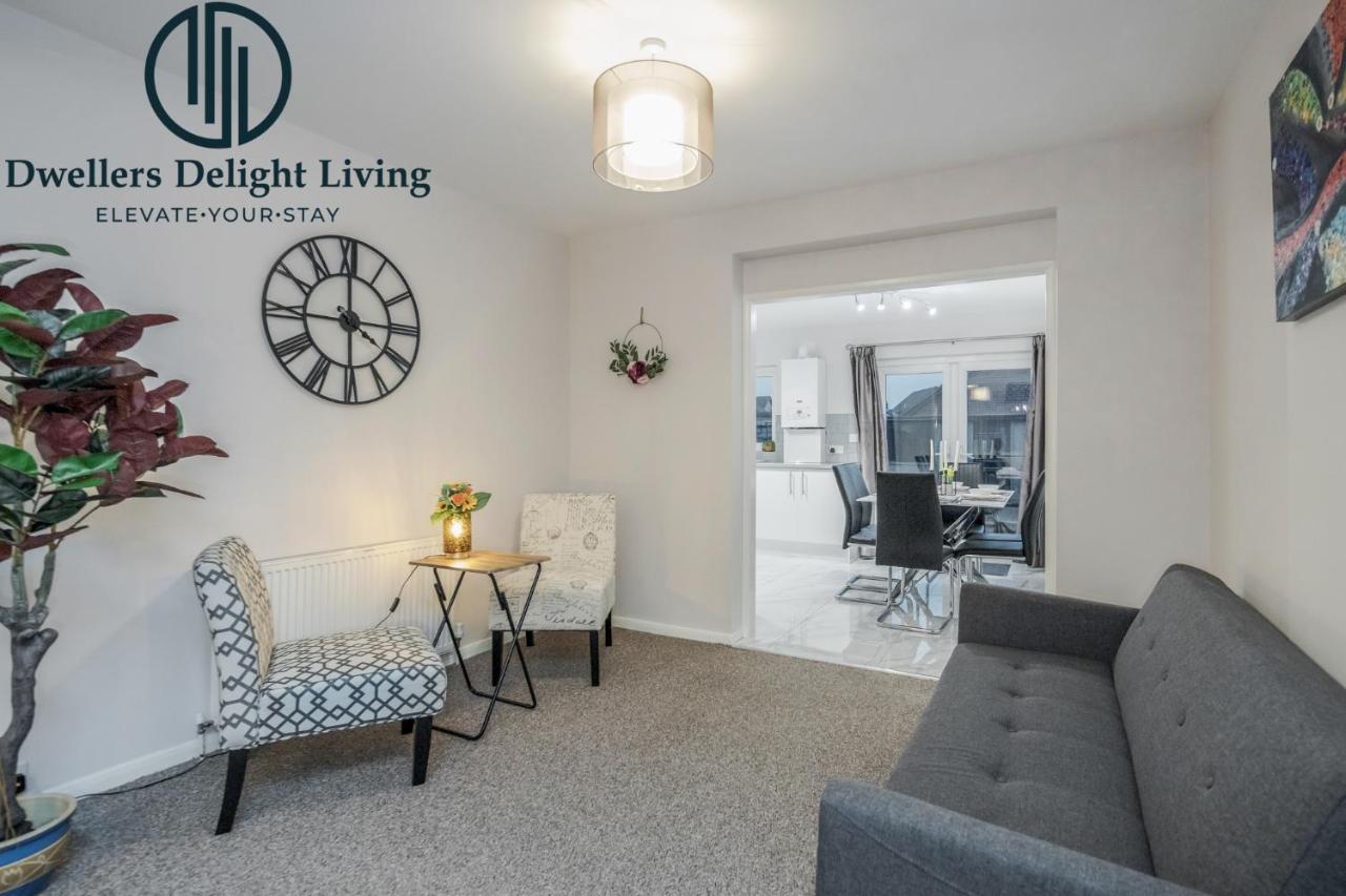 Dwellers Delight Living Ltd Serviced Accommodation Fabulous House 3 Bedroom, Hainault Prime Location ,Greater London With Parking & Wifi, 2 Bathroom, Garden Chigwell Exterior foto