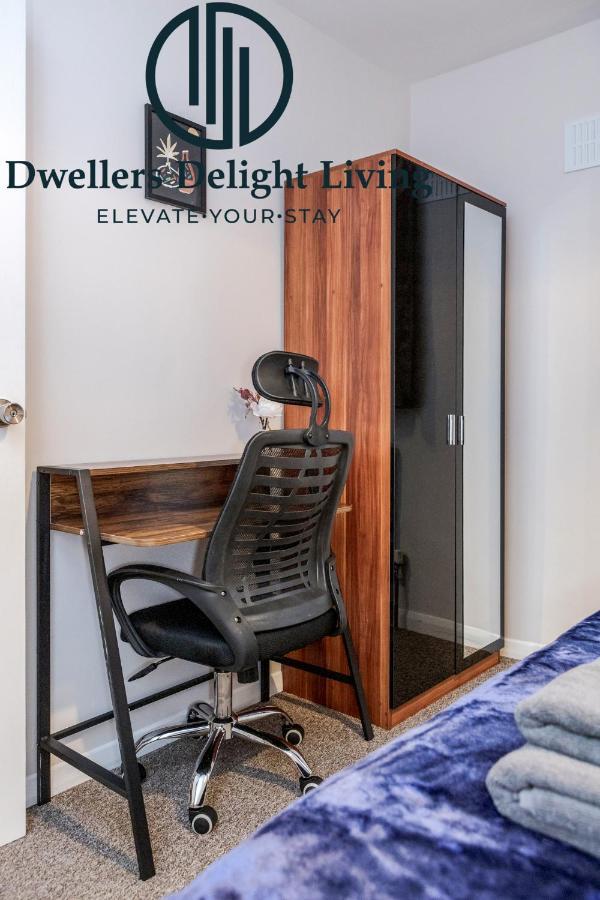 Dwellers Delight Living Ltd Serviced Accommodation Fabulous House 3 Bedroom, Hainault Prime Location ,Greater London With Parking & Wifi, 2 Bathroom, Garden Chigwell Exterior foto