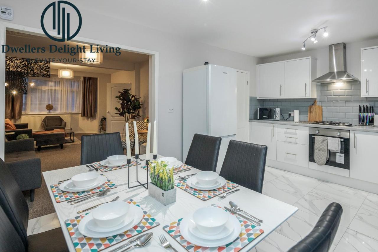 Dwellers Delight Living Ltd Serviced Accommodation Fabulous House 3 Bedroom, Hainault Prime Location ,Greater London With Parking & Wifi, 2 Bathroom, Garden Chigwell Exterior foto