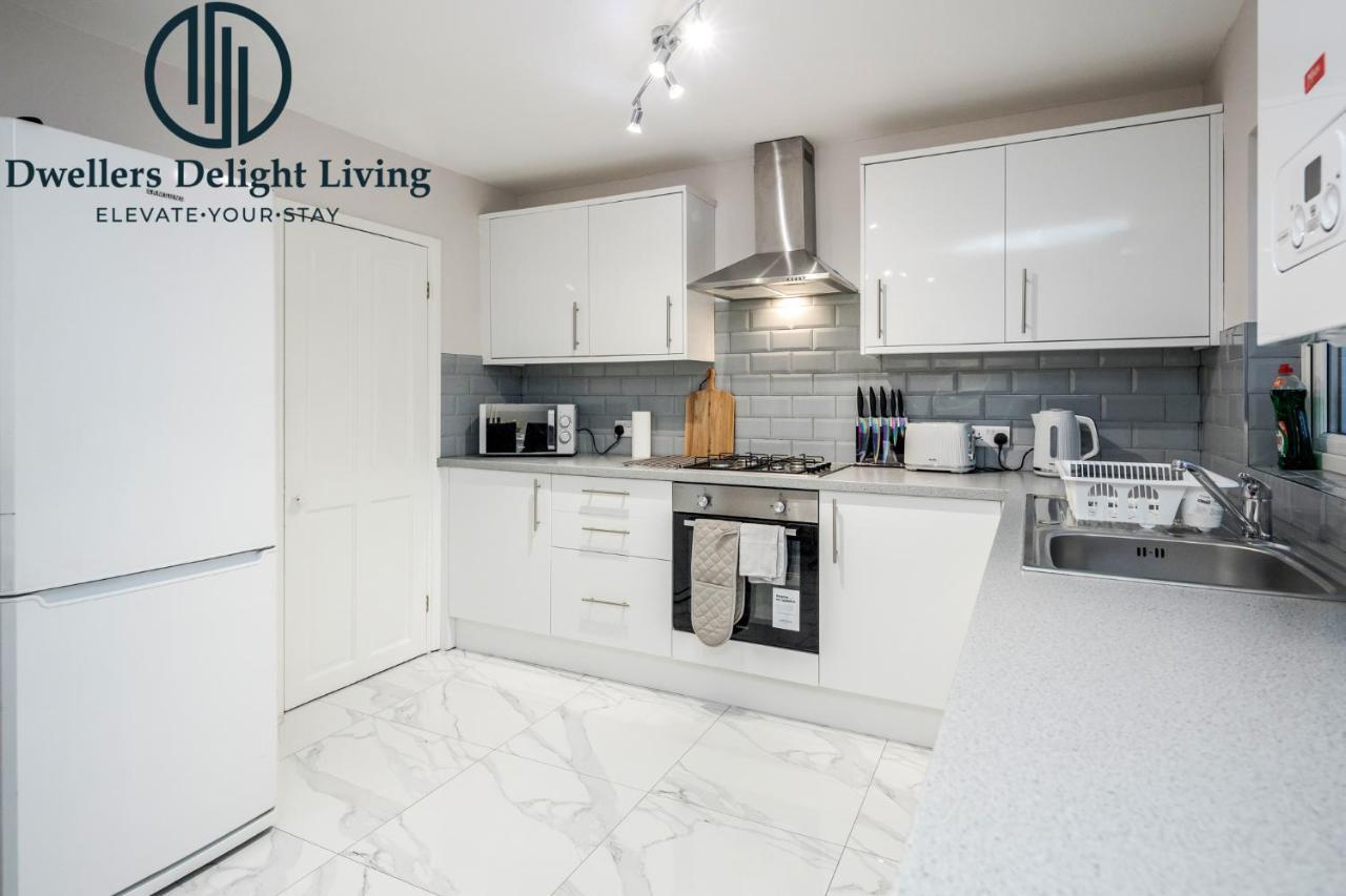 Dwellers Delight Living Ltd Serviced Accommodation Fabulous House 3 Bedroom, Hainault Prime Location ,Greater London With Parking & Wifi, 2 Bathroom, Garden Chigwell Exterior foto