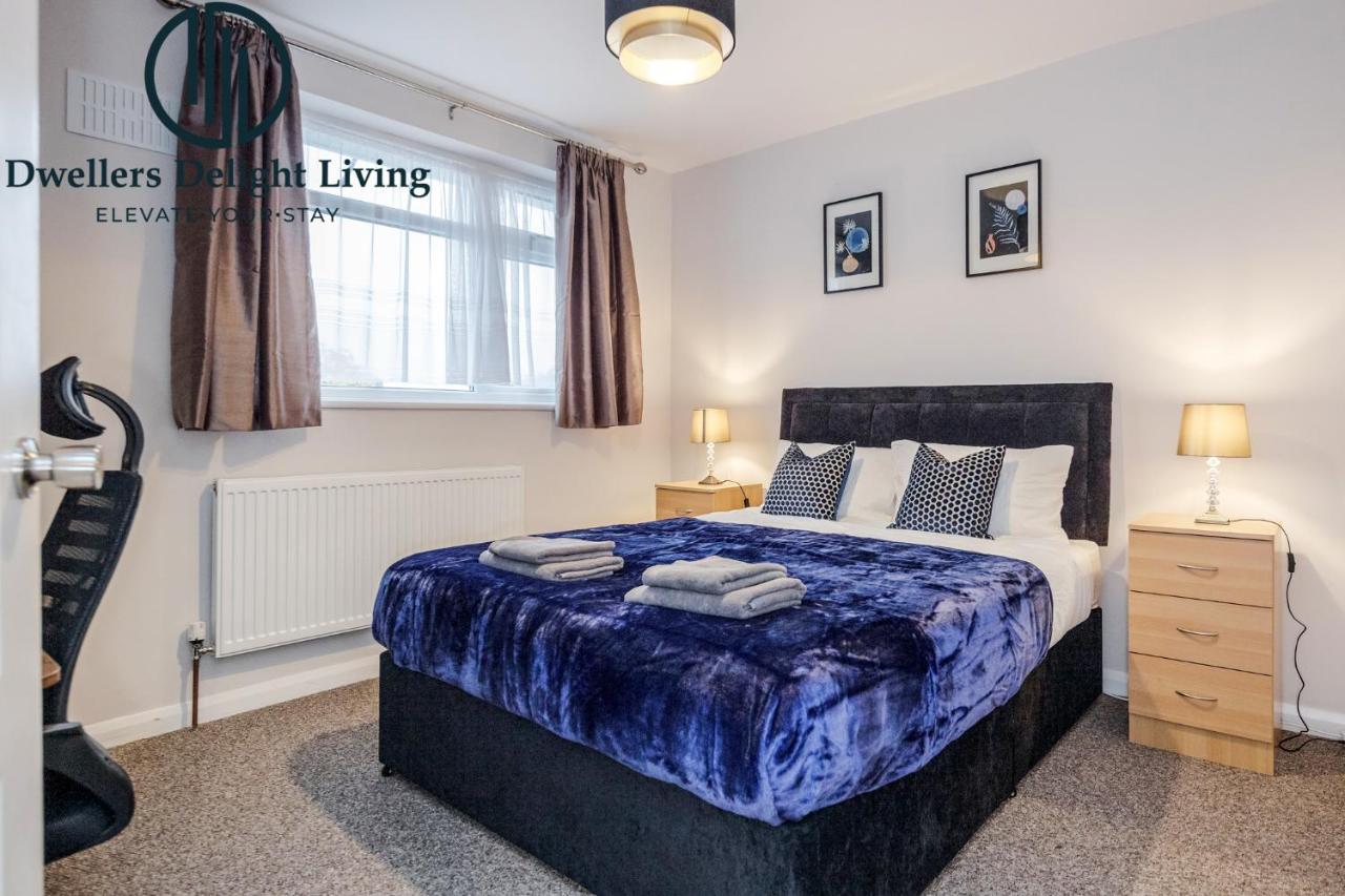 Dwellers Delight Living Ltd Serviced Accommodation Fabulous House 3 Bedroom, Hainault Prime Location ,Greater London With Parking & Wifi, 2 Bathroom, Garden Chigwell Exterior foto